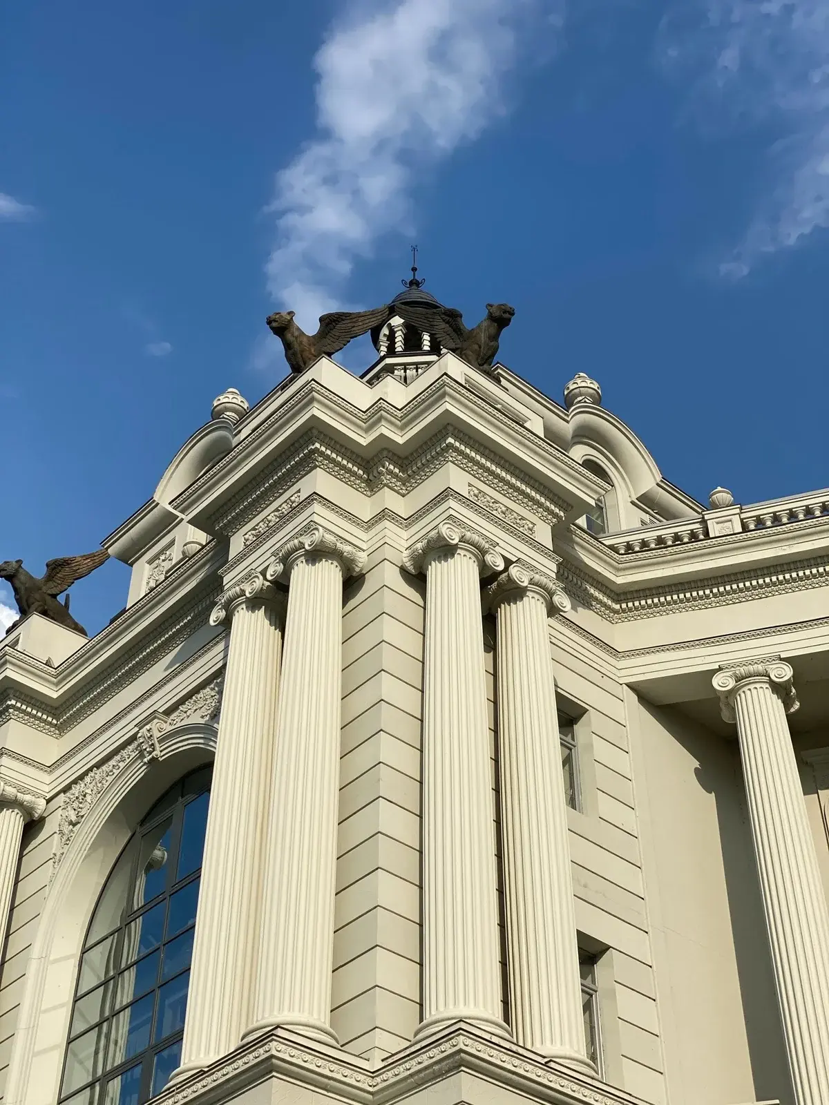 Detalle arquitectónico de un edificio con columnas